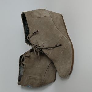 Tom's Suede Desert Wedge Bootie Tan 9.5